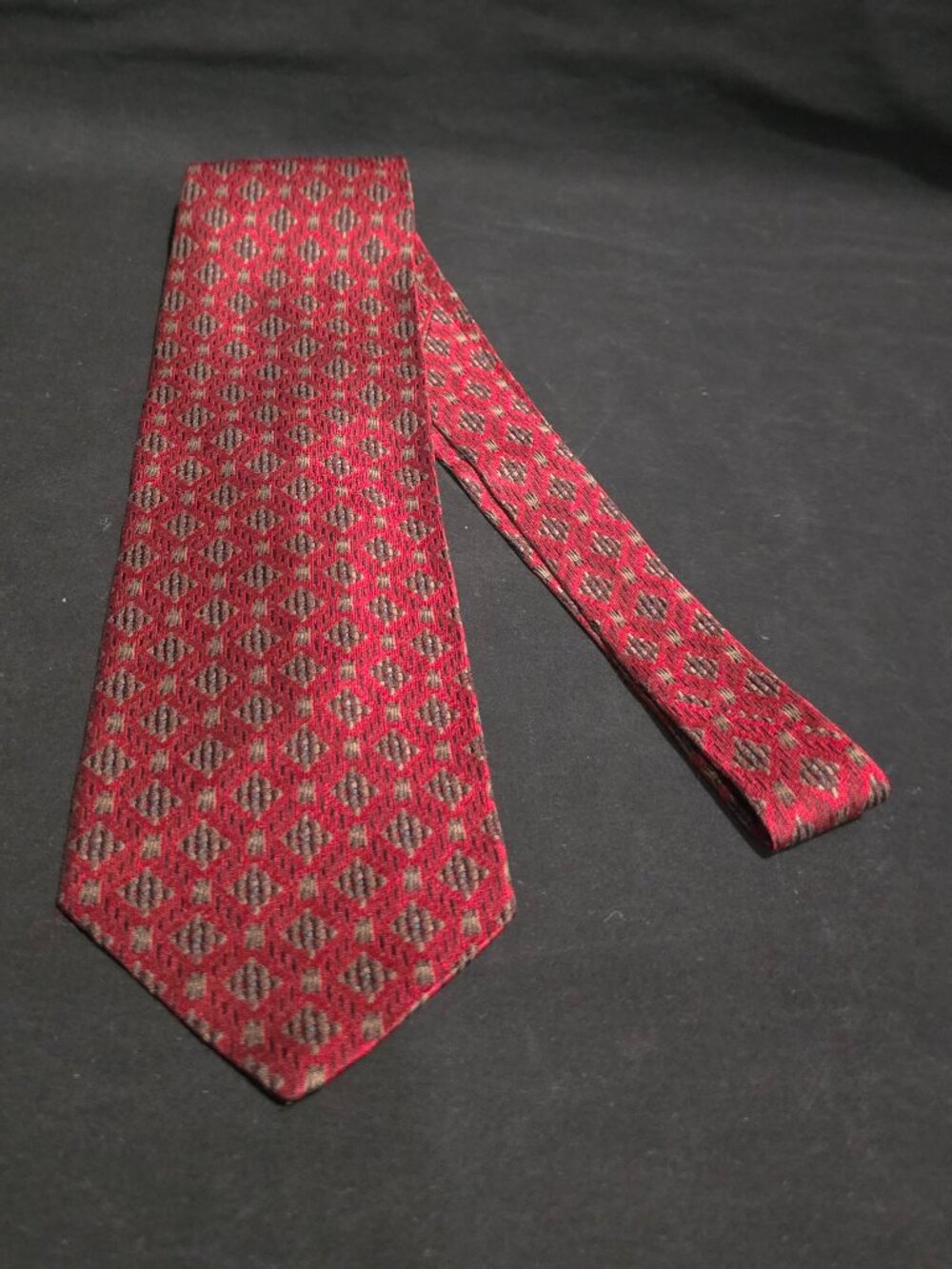 Giorgio Armani Cravatte Made in Italy 100% Silk Necktie - Maroon Geo